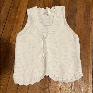 Chelsea & Theodore White Scalloped V-Neck Knit Tank